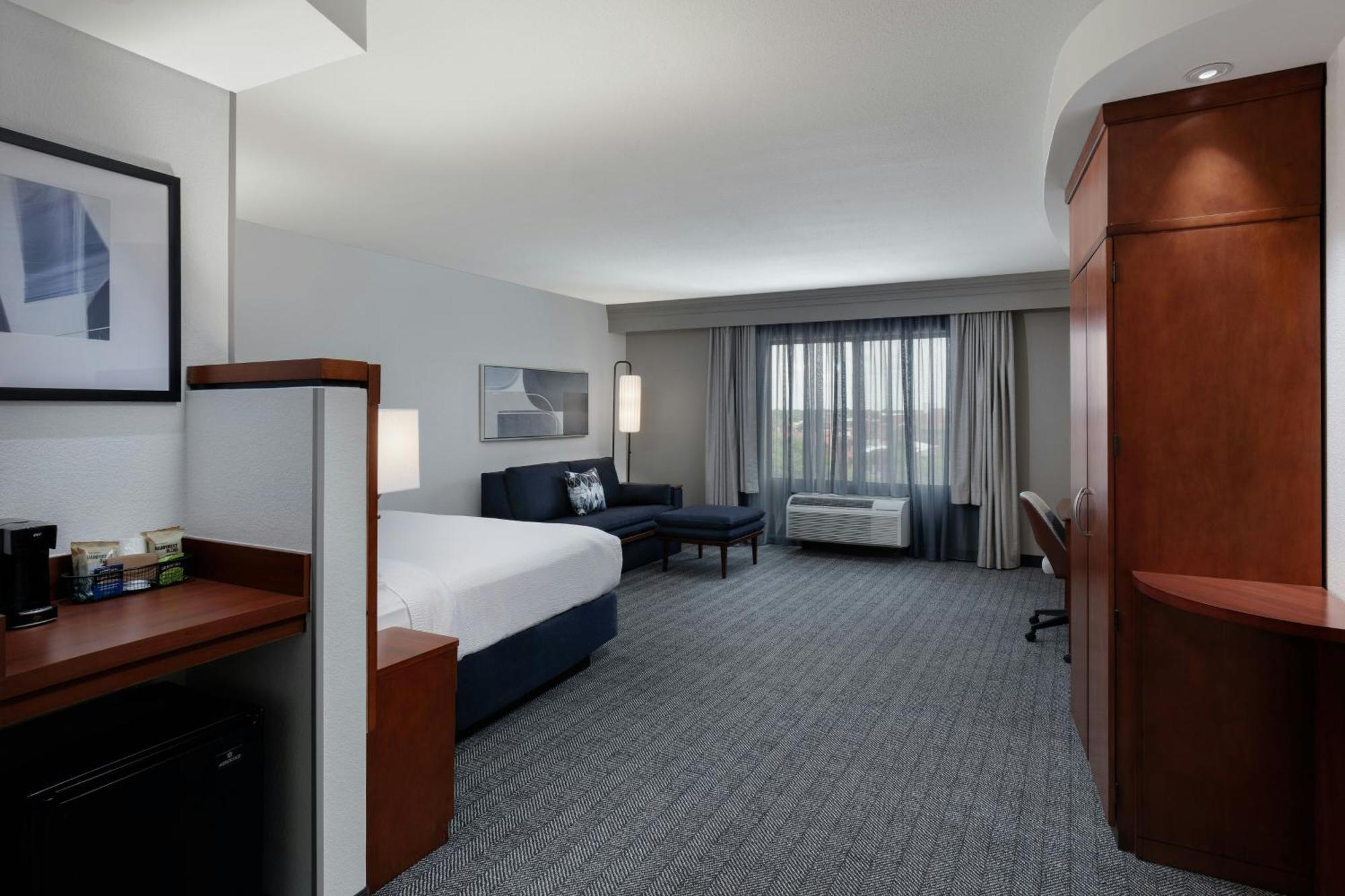 Courtyard By Marriott Wichita At Old Town Hotel Buitenkant foto