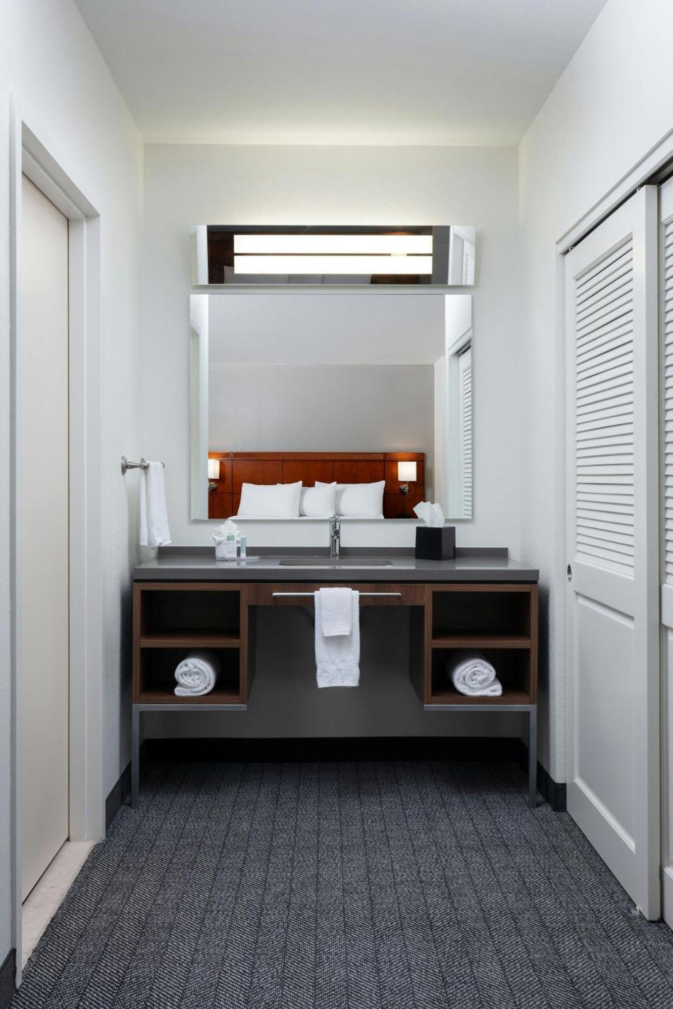 Courtyard By Marriott Wichita At Old Town Hotel Buitenkant foto