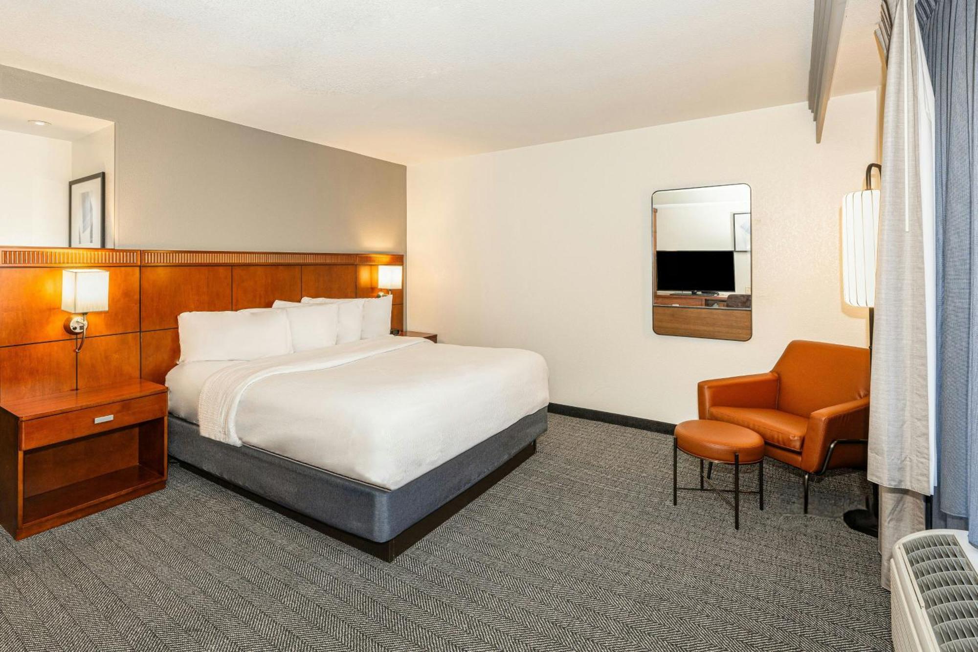 Courtyard By Marriott Wichita At Old Town Hotel Buitenkant foto